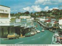 <span class="caption-caption">Looking east down Mary Street, Gympie</span>, c1980. <br />Postcard folder by <span class="caption-publisher">Murray Views Pty Ltd</span>, collection of <span class="caption-contributor">Centre for the Government of Queensland</span>.