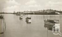 <span class="caption-caption">Overseas liners moored at the Bulimba and New Farm wharves</span>. <br />From <span class="caption-book">Brisbane, Australia's Sunshine City, Souvenir Commemorating the Visit of HRH The Dule of Gloucester</span>, <span class="caption-creator">Brisbane City Council</span>, Brisbane, 1934, collection of <span class="caption-contributor">Centre for the Government of Queensland</span>.