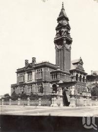 <span class="caption-caption">South Brisbane Town Hall</span>, date unknown. <br />Photograph, collection of <span class="caption-contributor">Mobsby Collection, Fryer Library, UQ</span>.