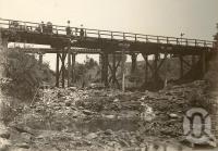 <span class="caption-caption">Rail and road bridge, Atherton</span>, 1900-1915. <br />Photograph, collection of <span class="caption-contributor">JC Smith Collection, Fryer Library, UQ</span>.